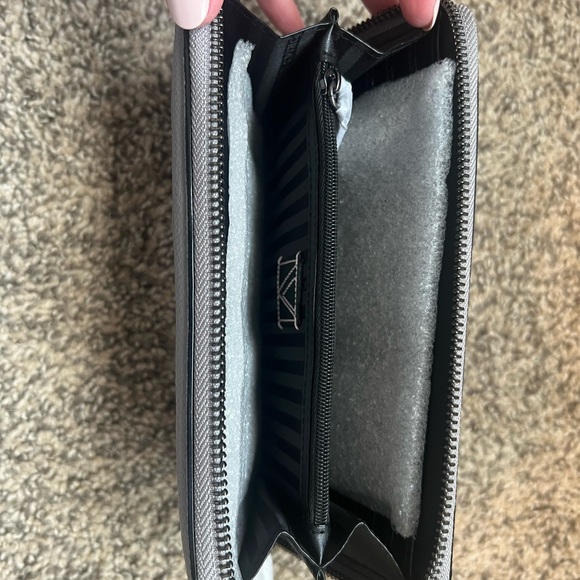 Victoria’s Secret Gray Quilted Women's Wallet - Picture 5 of 9